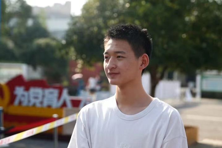 昔日“敬礼娃娃”  今日陌上少年_PP电子 -神经药物生产基地